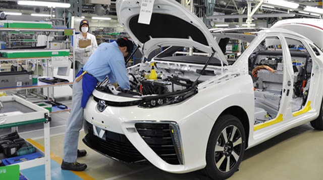 Toyota üretimlerini düşürüyor