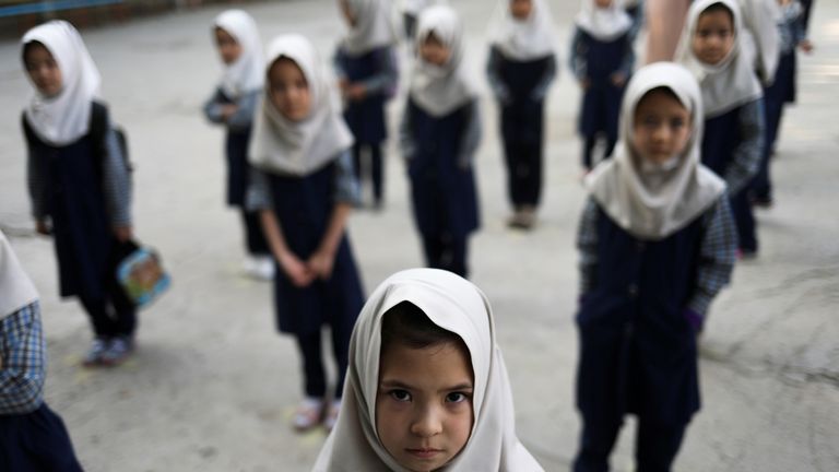 Afganistan eğitimi kız öğrencileri dışladı